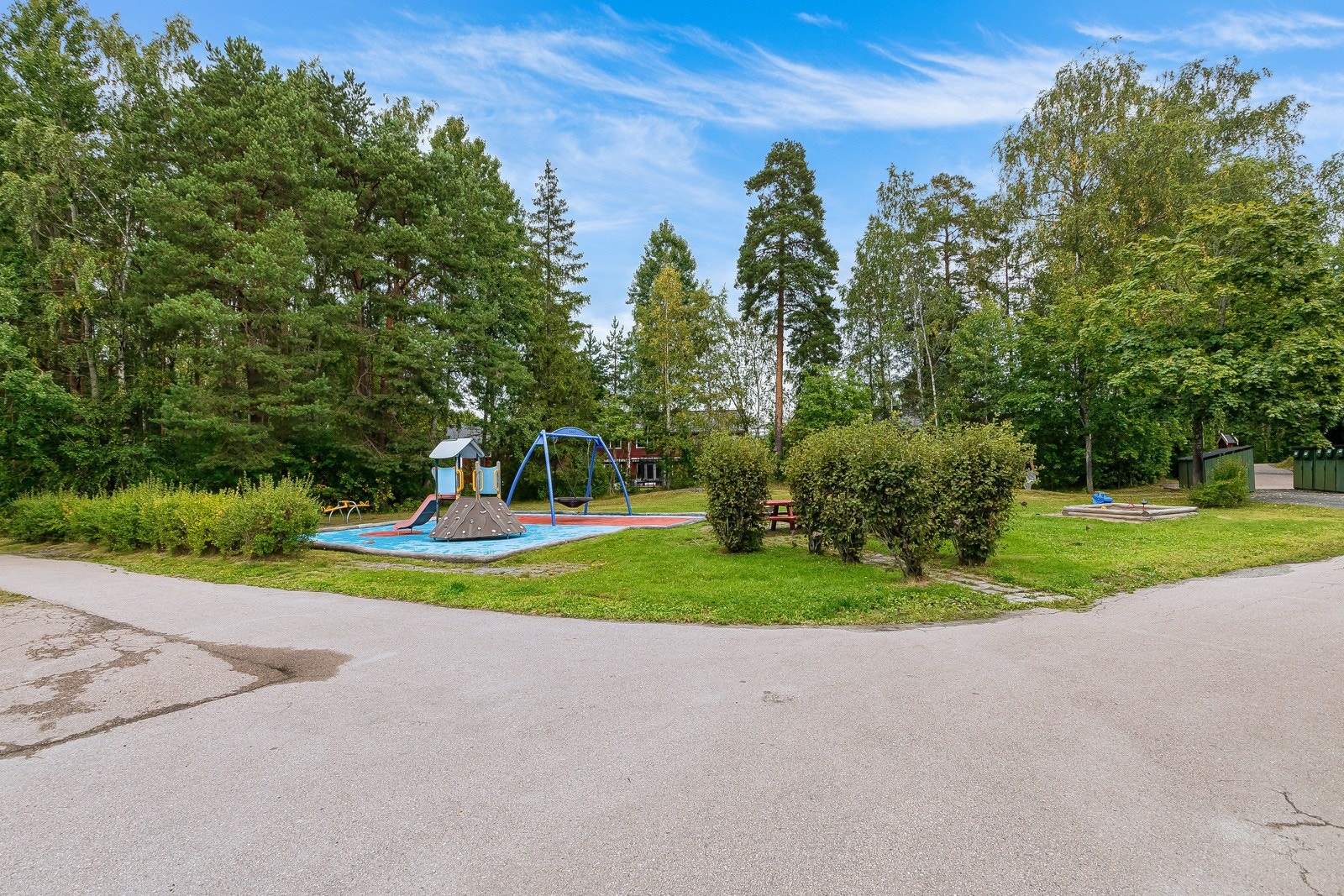 Sitat selger: Vi har bare godt å si om våre kjære naboer. Her bor flere ildsjeler som drar i gang skirenn for barna, felles dugnad for å lage skøytebane på fotballbanen, teatergruppe og andre aktiviteter for barna. Galleribilde