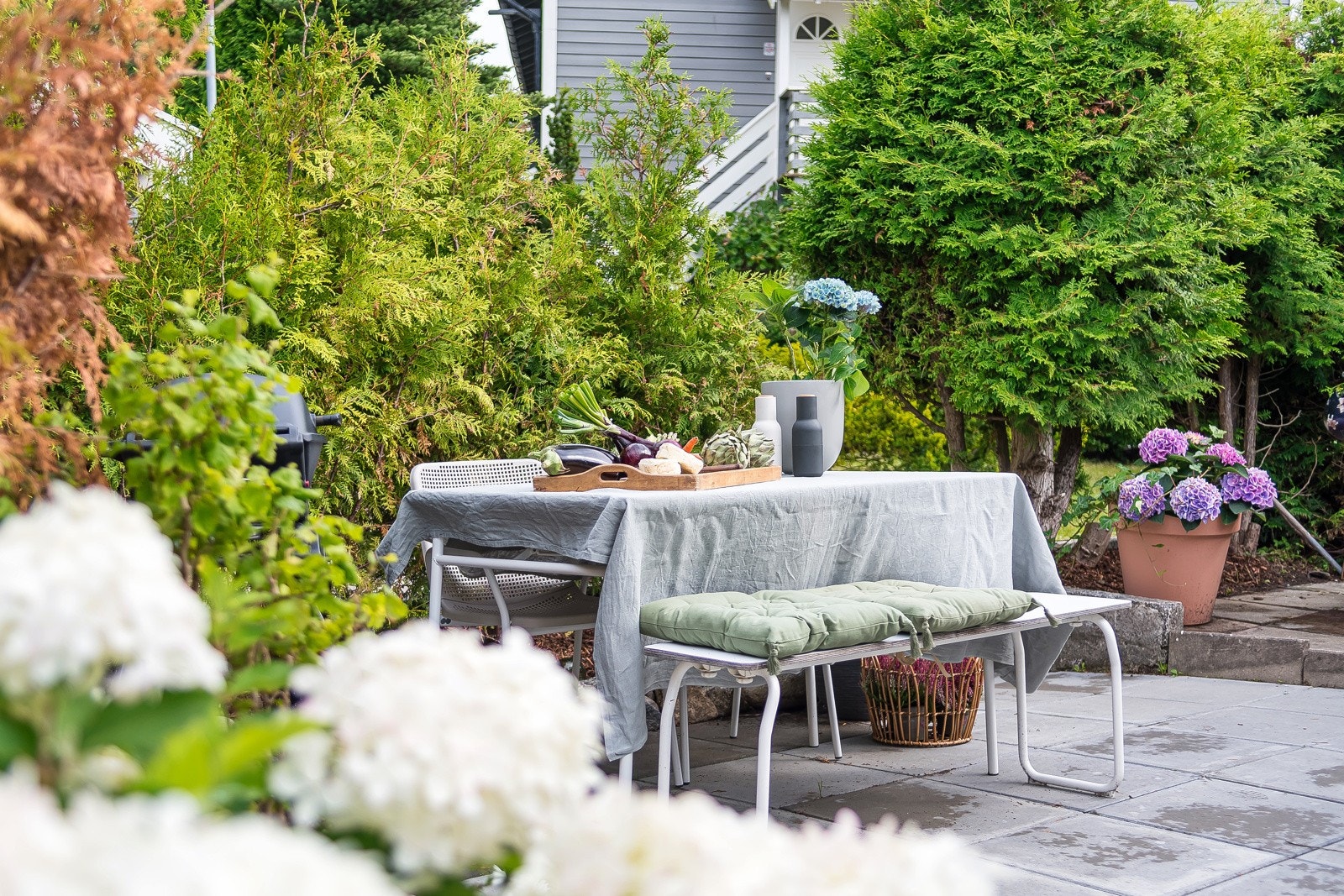 Det er lagt nye heller på gårdsplassen ved inngangspartiet i 2021. Galleribilde