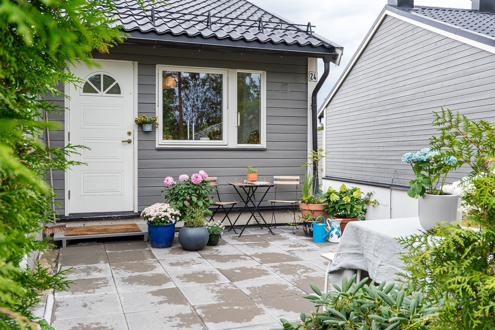 Beliggende på enden av rekka og i GULLREKKA, med en luftig og flott utsikt over nabolaget og fjordgløtt, har rekkehuset en av nabolagets beste interne plasseringer. Galleribilde