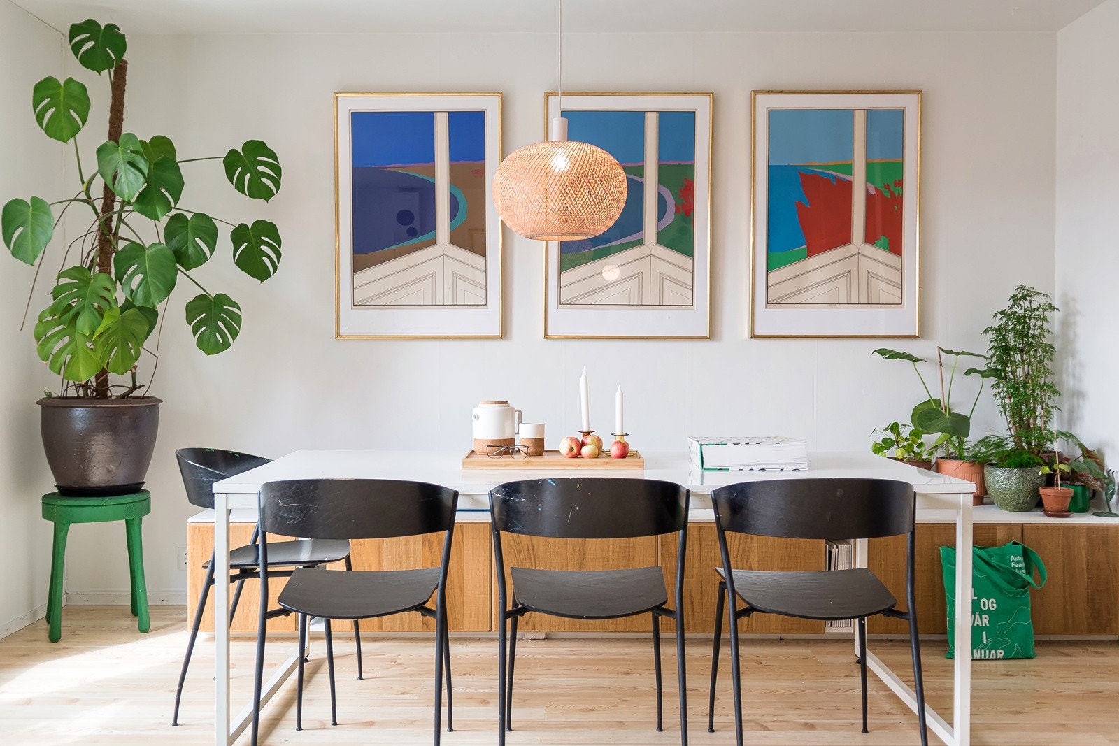 Praktisk benk med mange sitteplasser og romslige, pene skuffer til oppbevaring. Med alternativ innredning kan den også brukes som TV-benk. Galleribilde