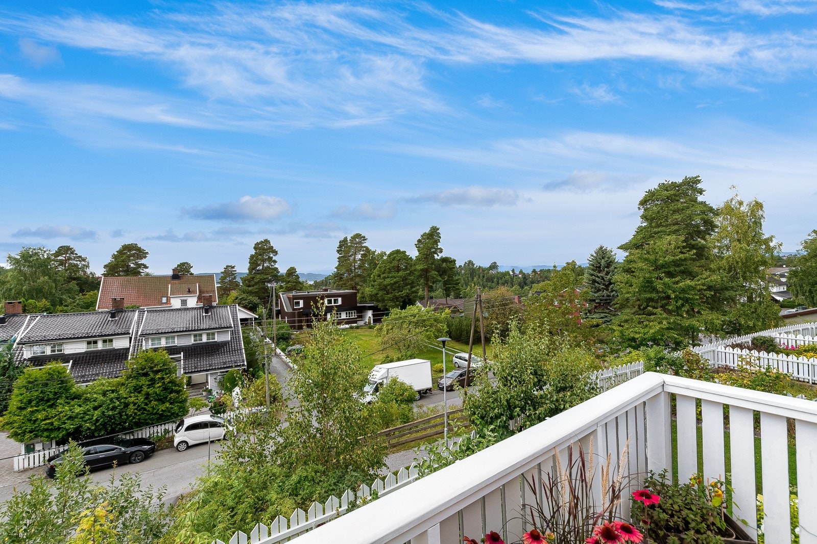 Huset ligger høyt og luftig med utsikt ned mot Øvre Prinsdals vei, til fjorden og over til Nesodden og sentrum av Oslo. Gaten nedenfor er en blindvei med lite trafikk. Galleribilde