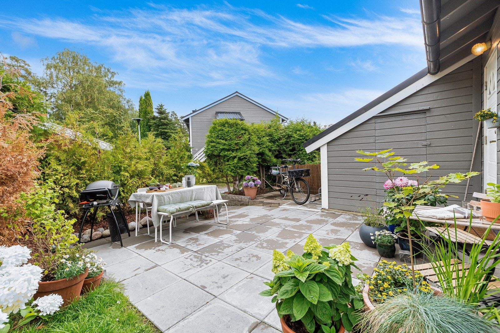 I tilknytning til inngangspartiert er det en utebod med mye lagringsplass. Enkelte naboer har også innredet rommet til et oppholdsrom/arbeidsrom, eller utvidet inngangspartiet. Kontakt megler for informasjon om utbygging og tilbygg. Galleribilde