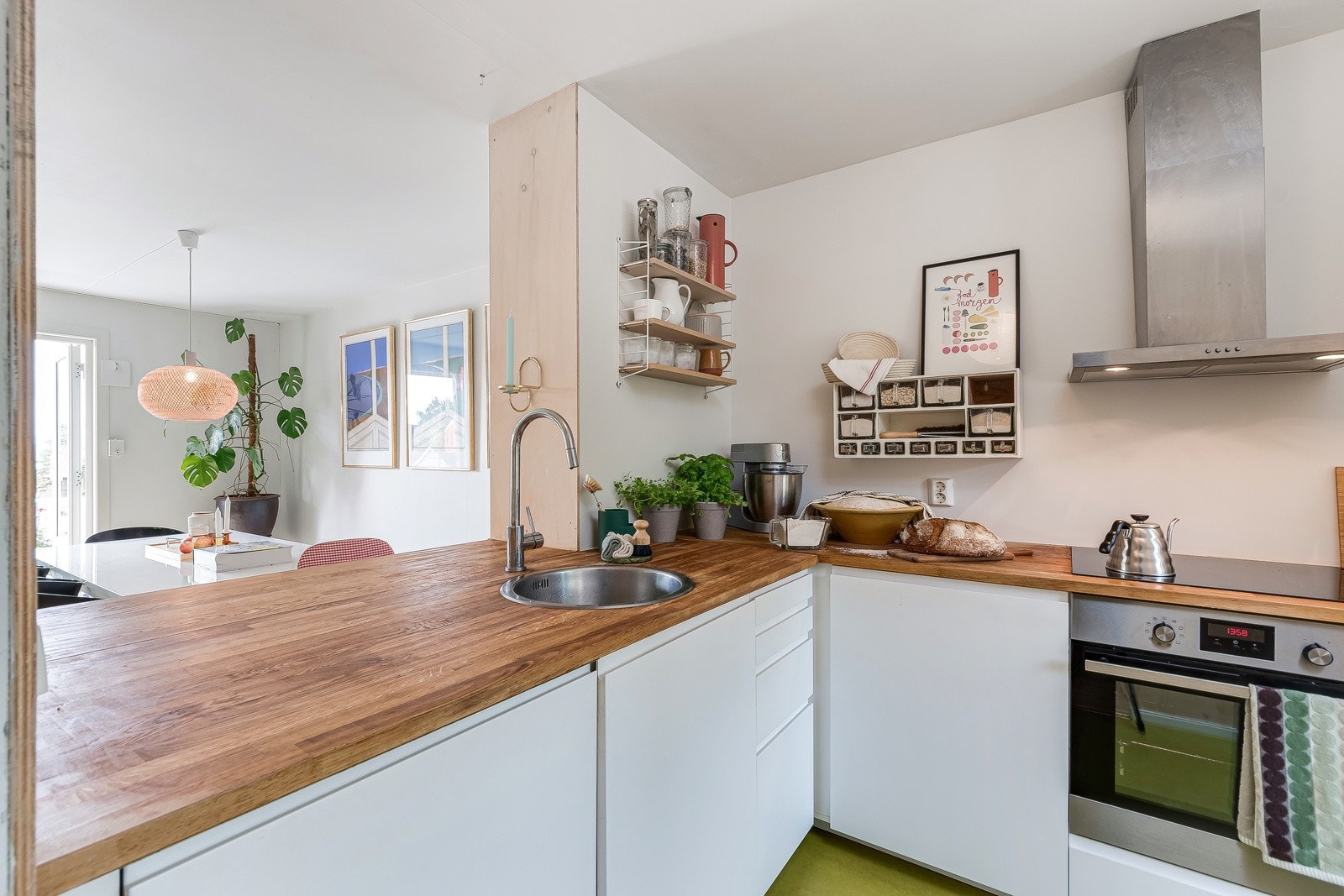 Den delvis åpne løsningen gjør matlagingen sosial! Benkeplaten er i heltre eik. Galleribilde