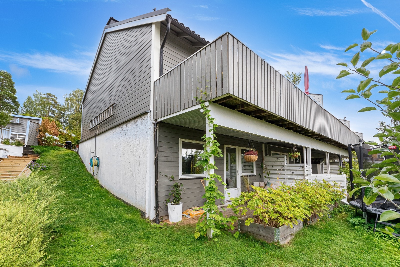 Bakken på siden av huset funker fint som en liten akebakke for de minste om vinteren. Mulighet for innsetting av vindu på endeveggen. Det er også flere andre naboer som har bygget ut rom under balkongen. Dette gir et ekstra areal på ca. 13 kvm. Galleribilde