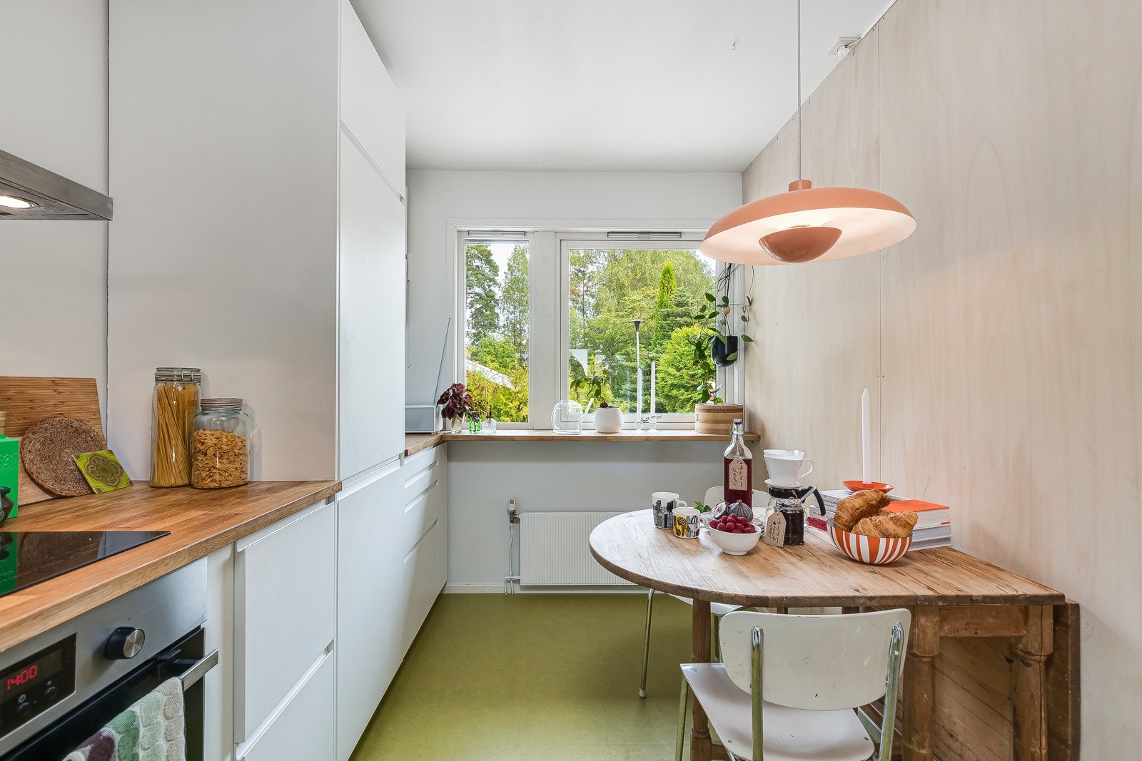 "Vi har satt stor pris på gjennomlyset i huset og å kunne lage mat med utsikt til uteplassene på begge sider." Galleribilde