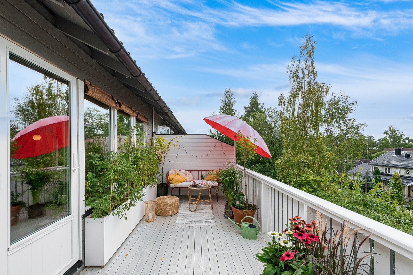 På sommeren blir den store og solrike balkongen et ekstra oppholdsrom. Galleribilde