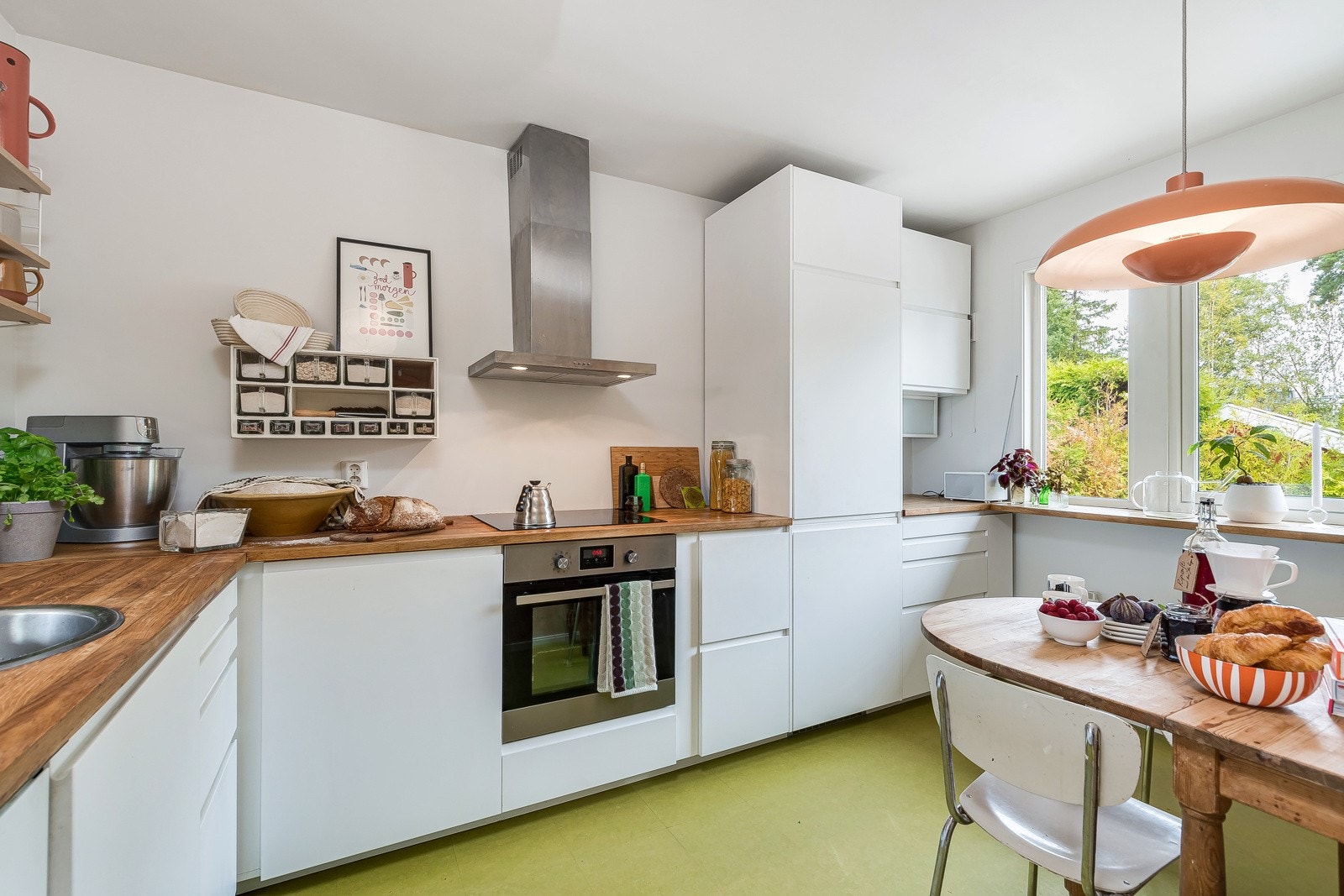 Den hvite folierte kjøkkeninnredning med glatte fronter er fra 2015. Integrert kjøleskap med fryser, komfyr, induksjonstopp og oppvaskmaskin. Galleribilde