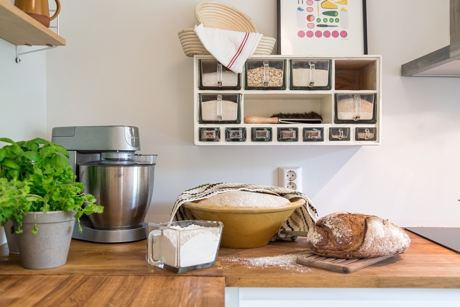 "Nybakt surdeigsbrød til gode naboer som har hjulpet oss med å fikse sykkel" Galleribilde