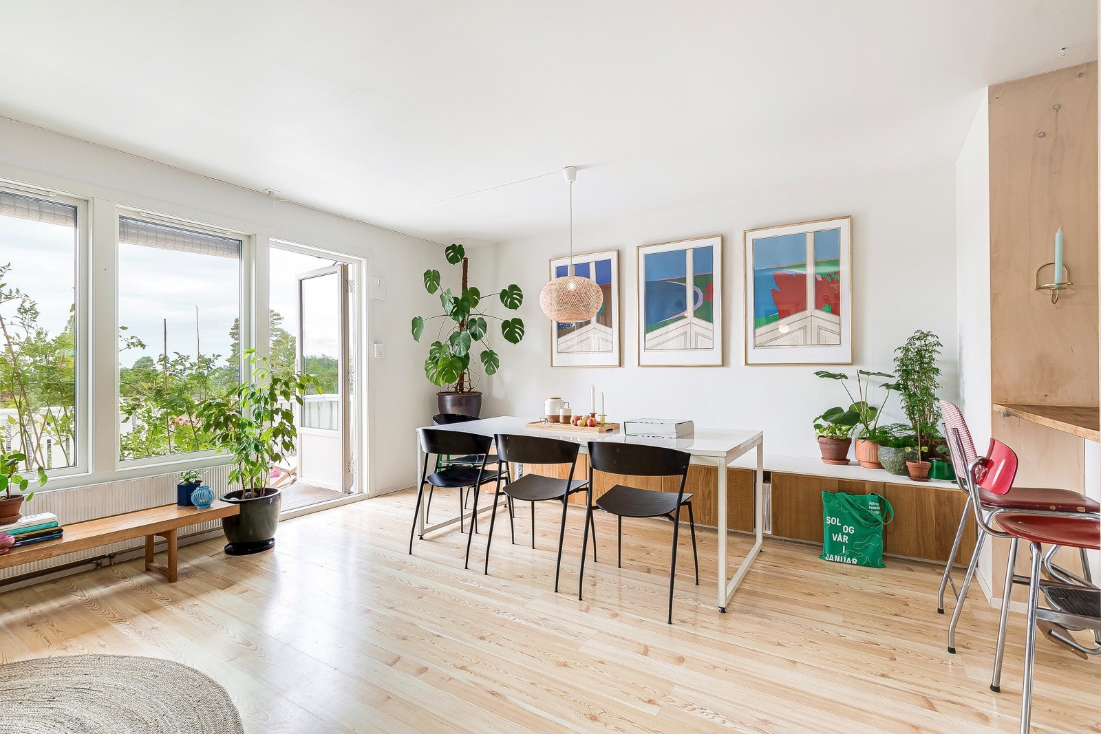 I motsatt ende av rommet er det plass til en stor spisestue. Galleribilde