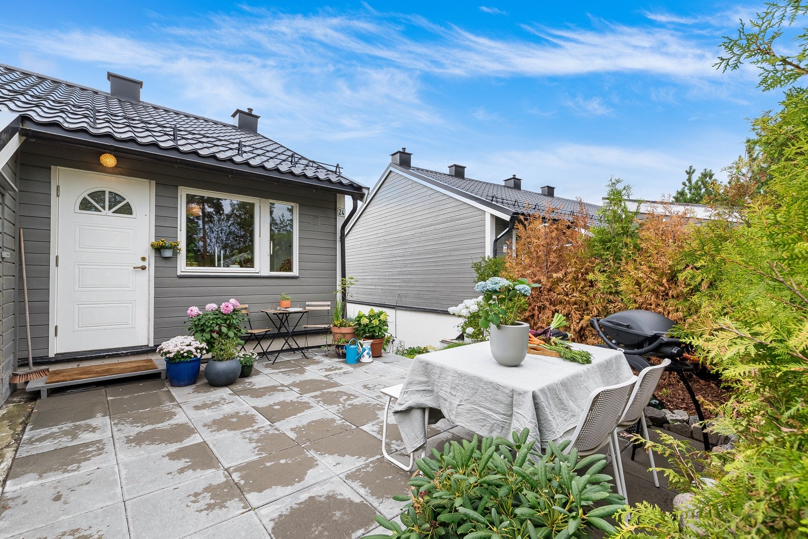 Alle uteplassene gjør det mulig å være i direkte sol eller skygge om man ønsker det. Morgenkaffe i sola på forsiden av huset og middag ved spisebordet i ettermiddagssolen som titter frem der. Galleribilde