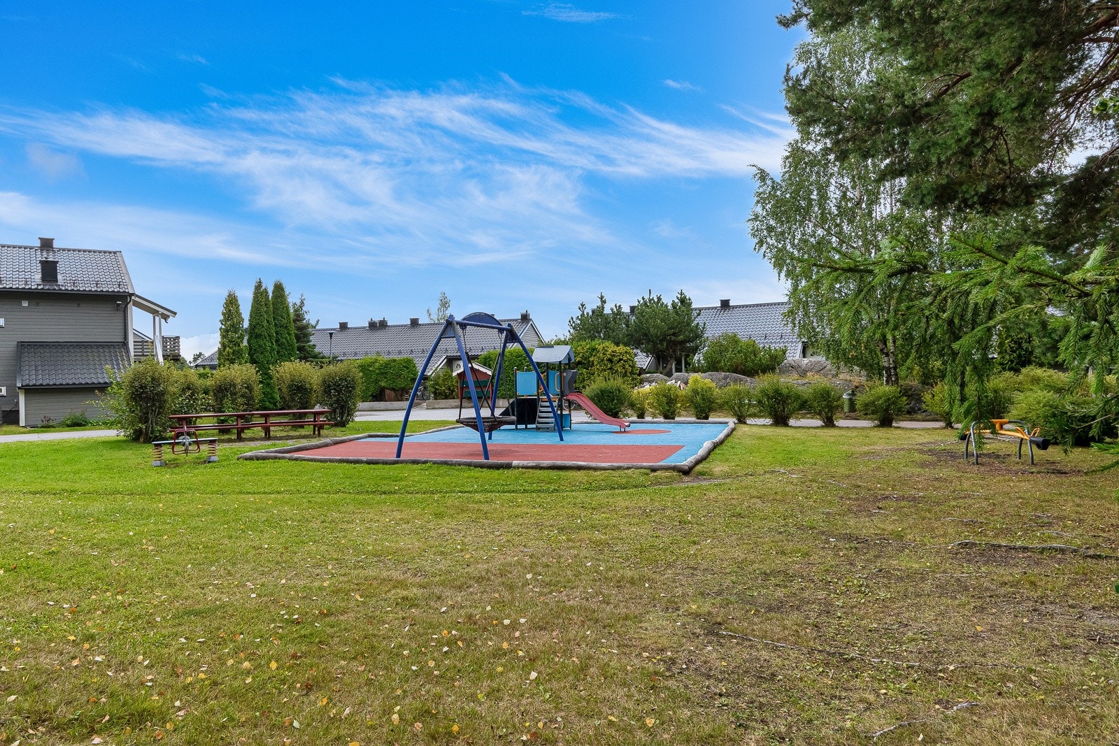 Borettslaget er bilfritt og det er trygt å la barna leke på lekeplassen, som ligger rett utenfor hekken, mens man selv slapper av med gode naboer på terrassen. Galleribilde