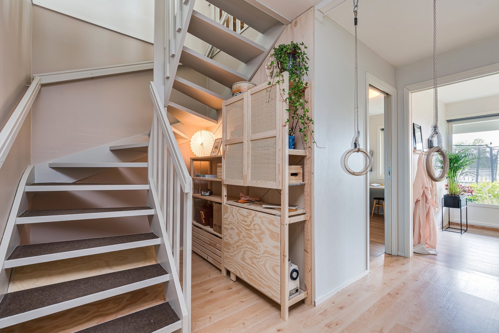 Arealet under trappen kan utnyttes smart til en hjemmekontorløsning, lekeplass eller ekstra oppbevaringsplass. Galleribilde