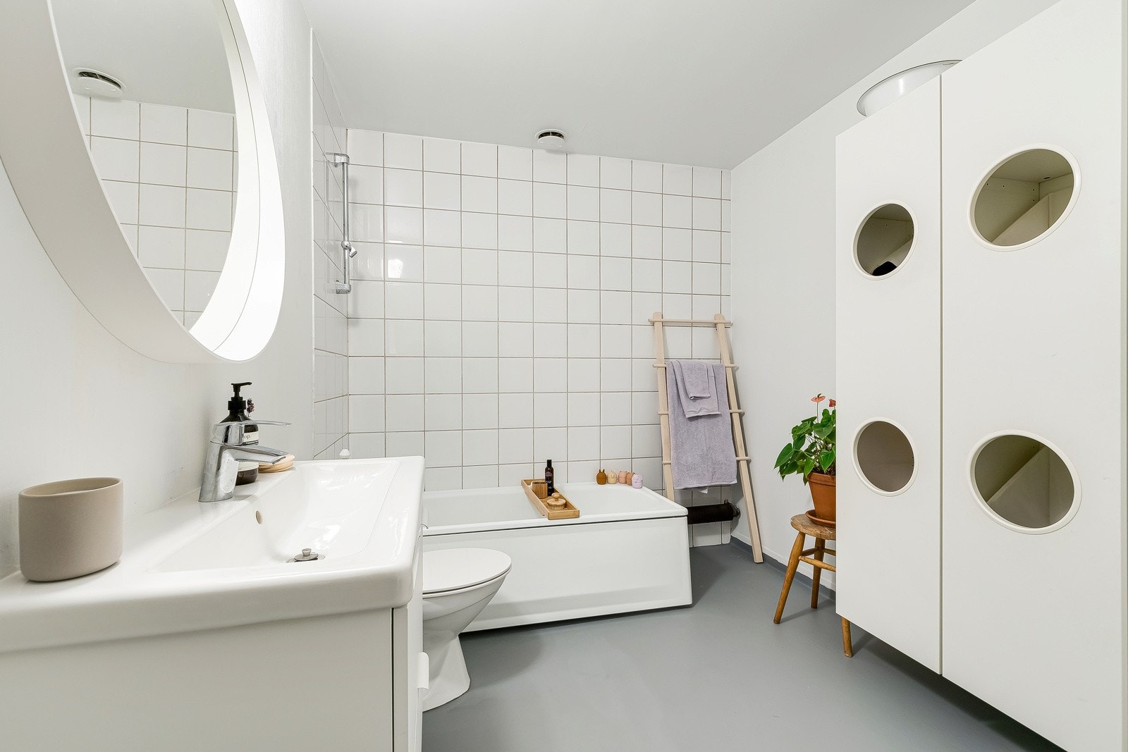 Praktisk skapinnredning for skittentøy. Galleribilde