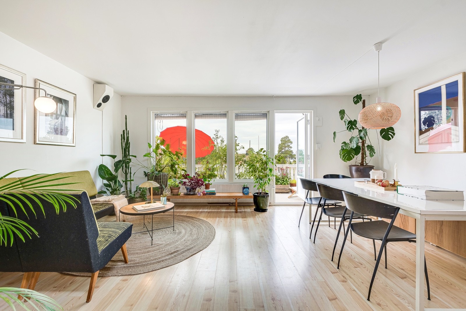 Beveger du deg videre inn vil du nok bli svært begeistret over det store og sosiale stuerommet. Galleribilde