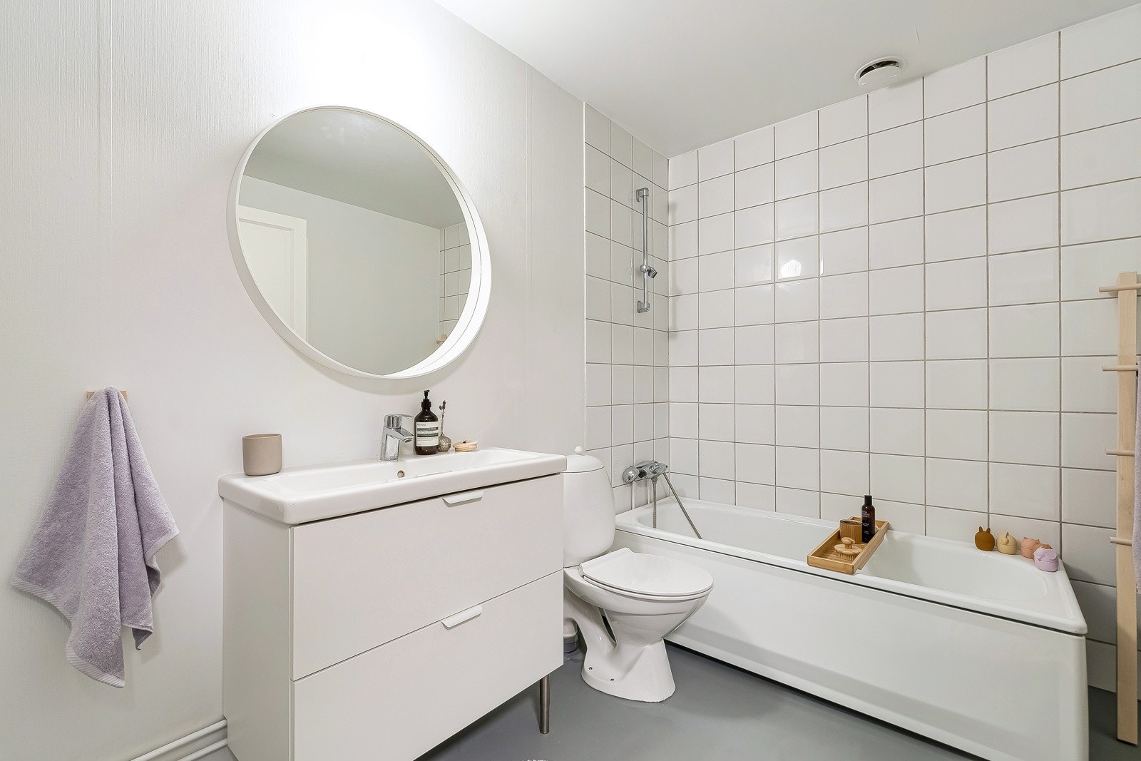 Det romslige badet har noe eldre standard, men har blitt modernisert med ny maling på vegger og gulv, samt ny baderomsinnredning. Galleribilde