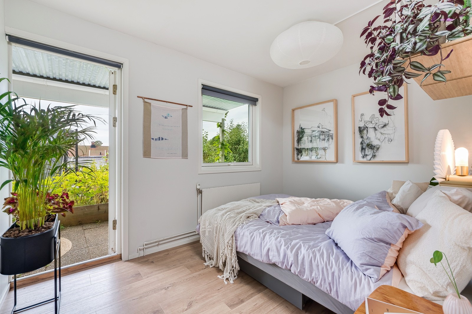 Hovedsoverommet. Med dobbelsengen plassert slik kan man sovne til den vakre og naturskjønne utsikten Galleribilde