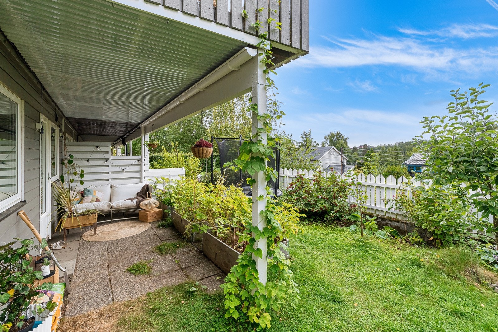 "Det er utrolig hvor mye man kan få ut av en liten hage. Her dyrker vi grønnsaker, hopper på trampoline og plukker rips, solbær og bringebær." Galleribilde