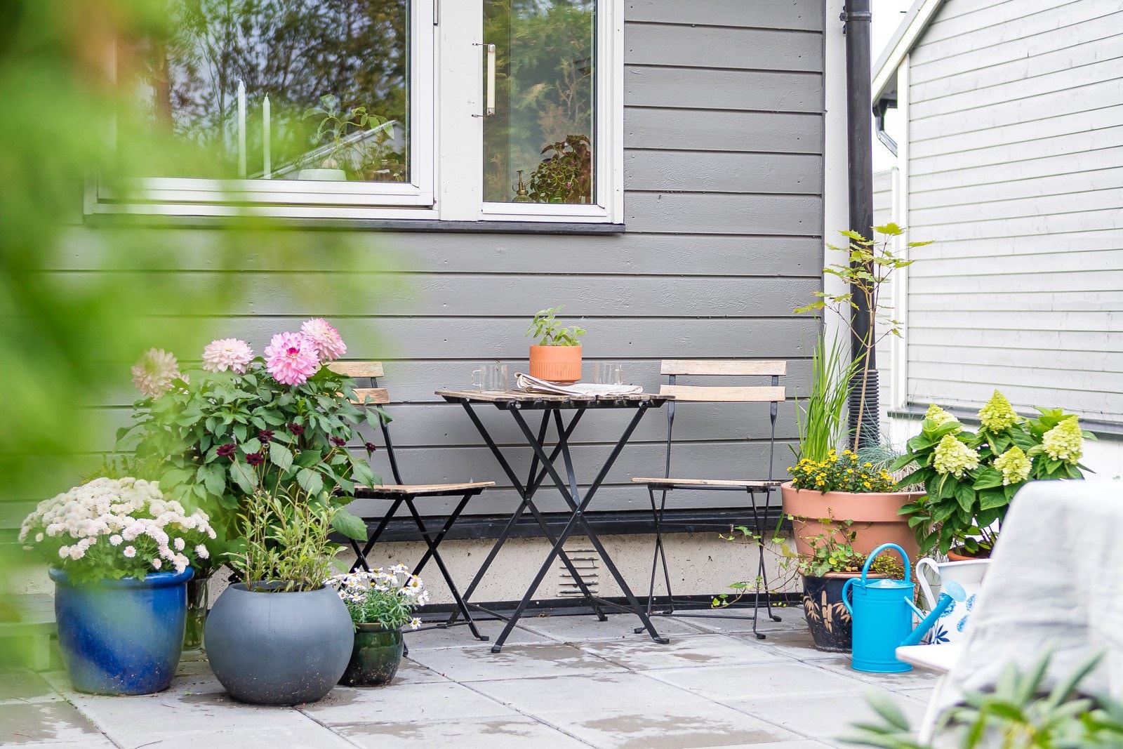 Plassen foran huset har sol fra tidlig morgen og til langt utpå dagen. Galleribilde