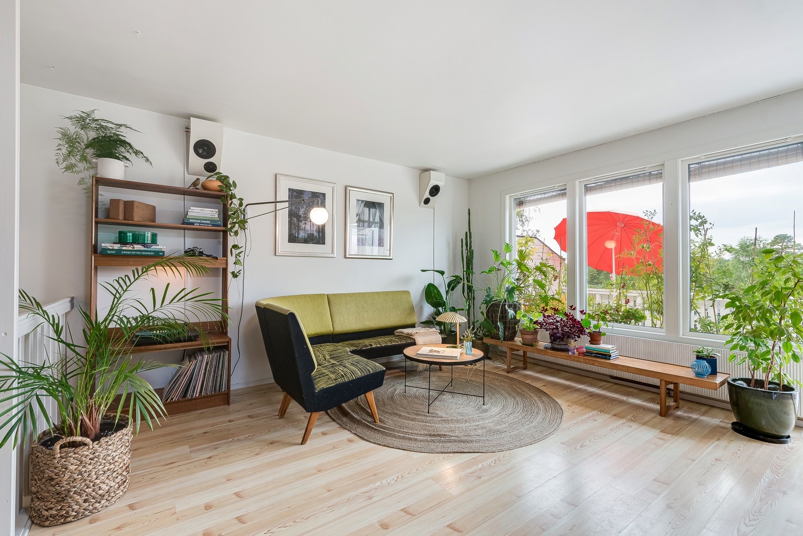 Flere store vinduer på rekke og rad slipper rikelig med naturlig lys inn. Galleribilde