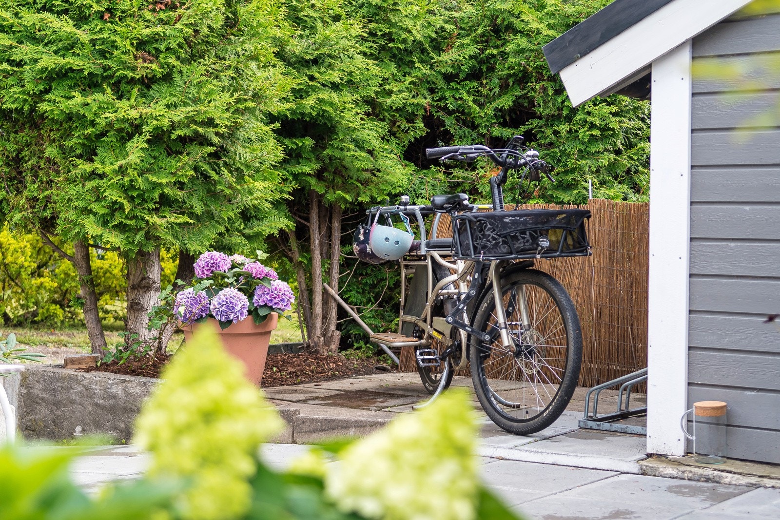 Oppbevaringsplass for sykler ved siden av uteboden Galleribilde