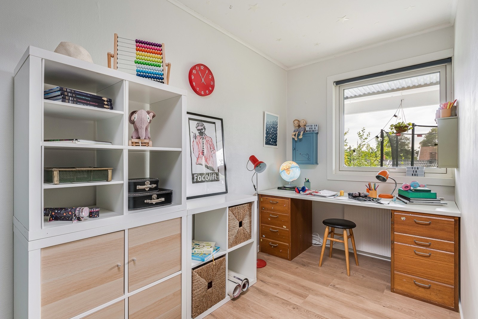 Begge soverommene vender mot den frodige og grønne hagen Galleribilde