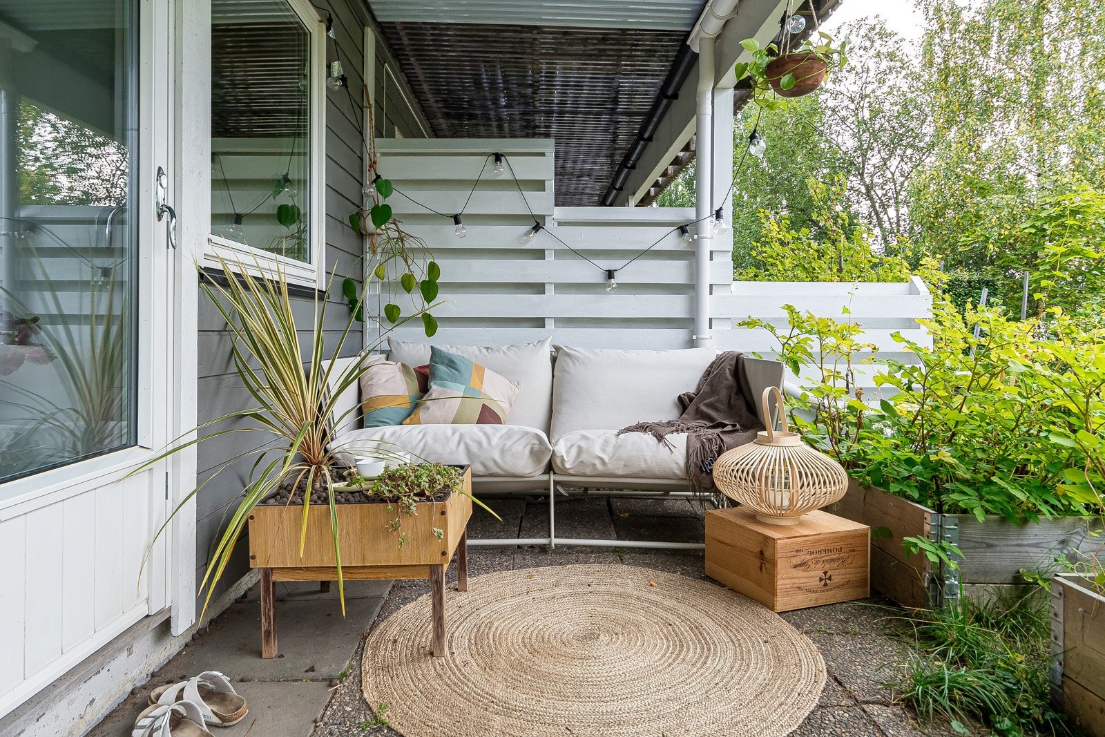 "Vi flytter nærmest ut om sommeren! Med alle uteplassene kan vi spise alle måltider ute og til og med sitte under tak hvis det kommer en regnskur." Galleribilde