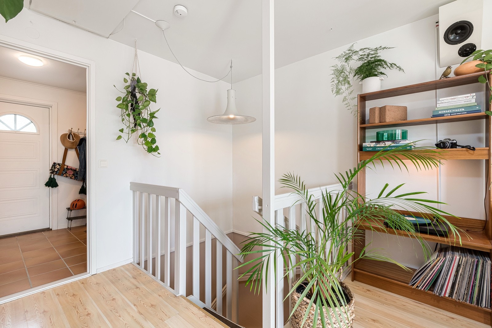 I boligens underetasje ligger alle soverommene samlet med enkel tilgang til baderommet, et walk in closet, boden og ikke minste den fine hagen og uteplassen i tilknytning til denne. Galleribilde