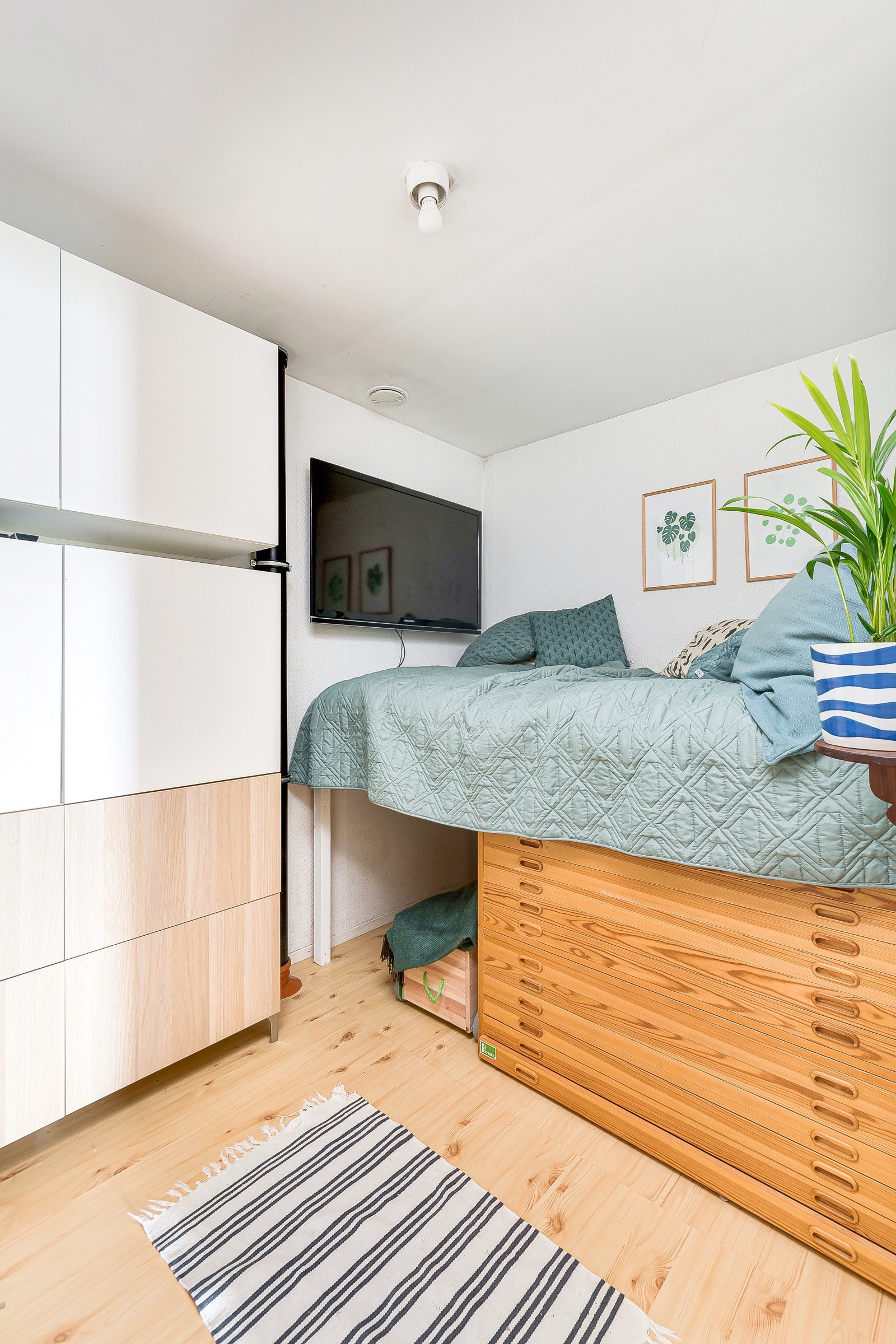 Den innvendige boden er innredet med sovehems og har fungert som bl.a gjesterom og ekstra TV-krok av de nåværende eierne Galleribilde