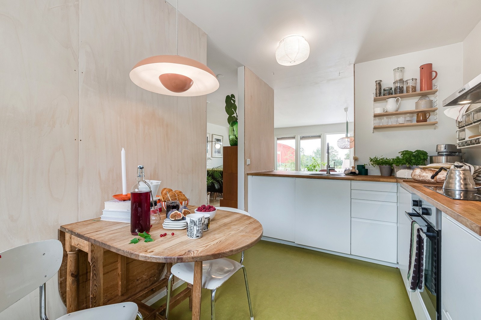 Finèrplatene på den ene veggen og det fargerike linoleumsgulvet gir rommet et tøft særpreg. Galleribilde