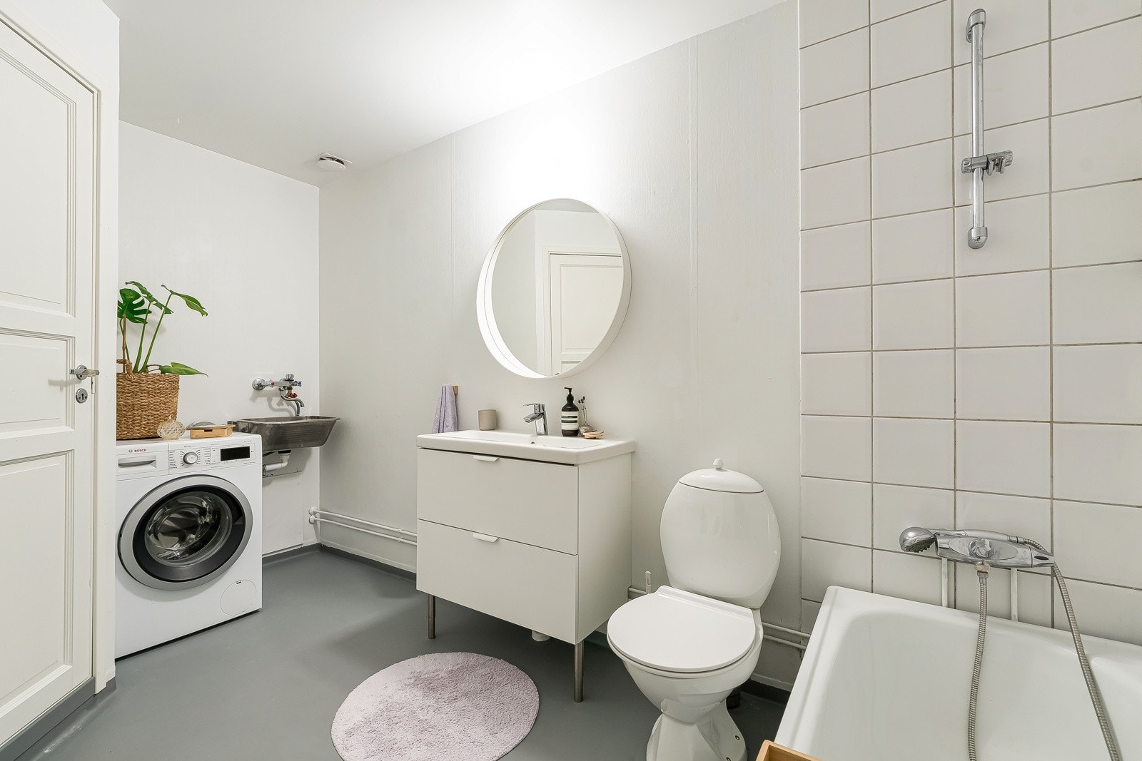 Vaskemaskinen finner sin plass i en nisje i rommet. Galleribilde
