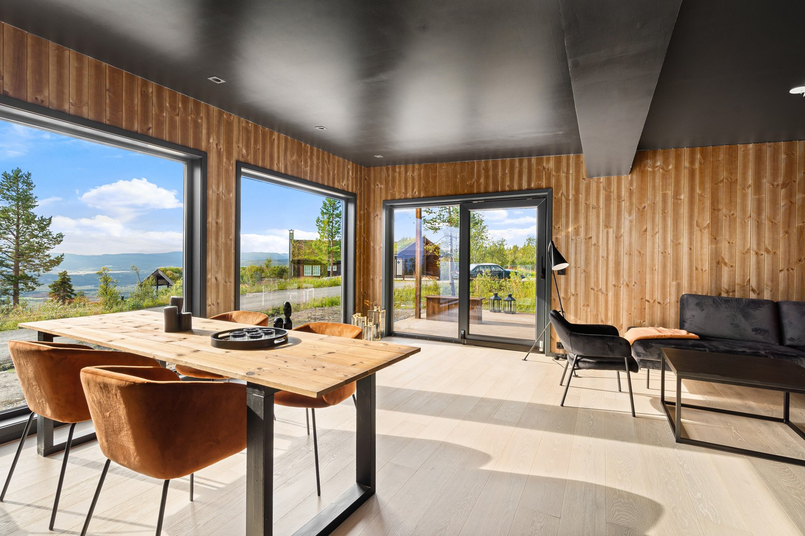Romslig stue med moderne overflater og store glassflater!