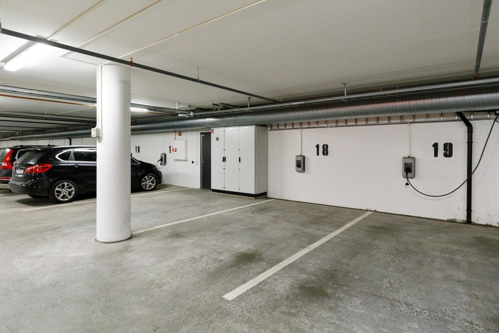 Det medfølger en garasjeplass med lader til el-bil. I kjelleren er det også en romslig bod Galleribilde
