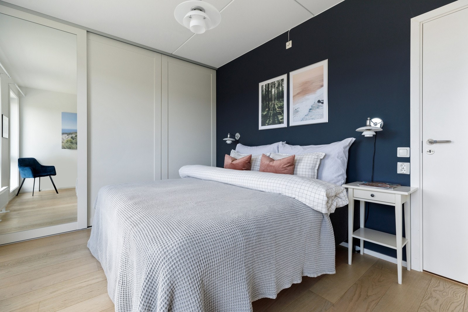 Hovedsoverommet er romslig og luftig, innredet med tilpasset skyvedørsgarderobe fra Acme Interiør og med kontrastvegg i Deco Blue Galleribilde