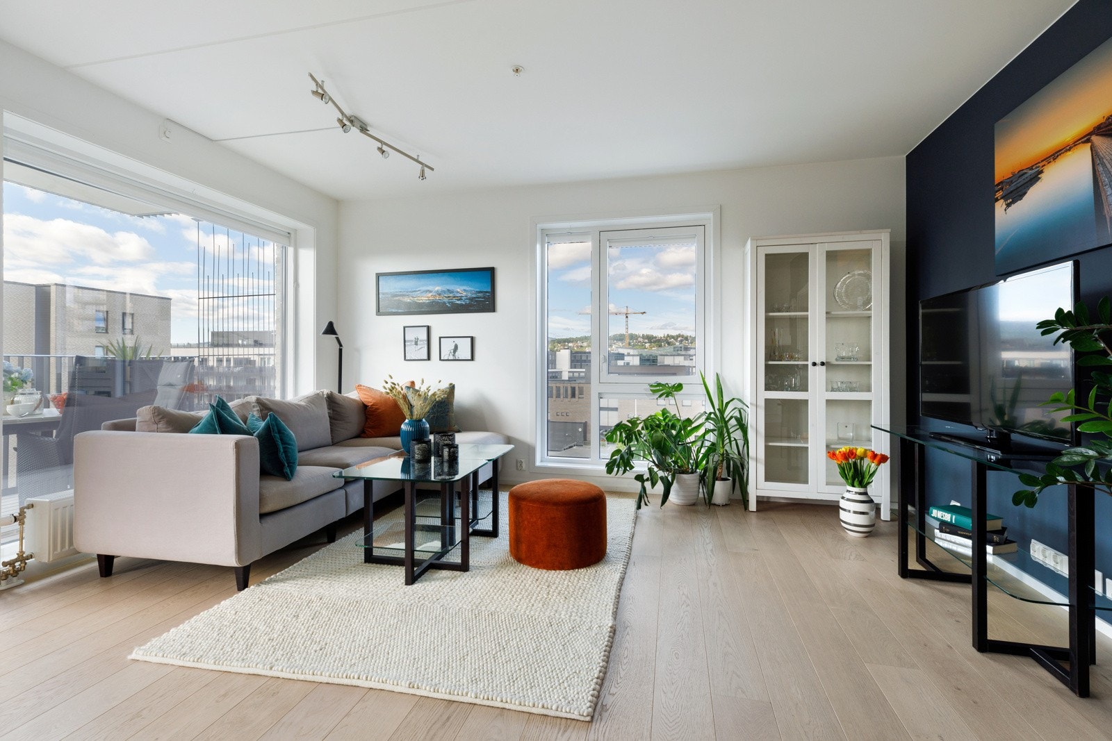I stuen er det plass til en god sofagruppe og kontrastvegg er malt i Deco Blue Galleribilde