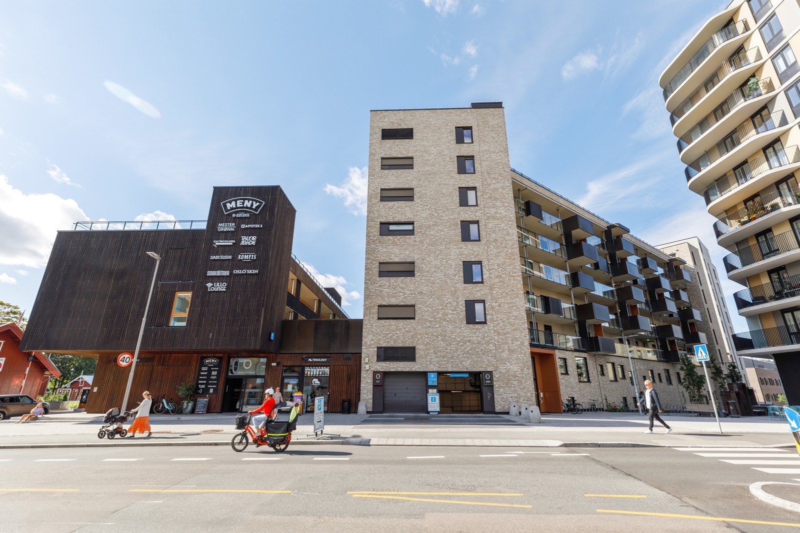 Området rundt boligen er både historisk og moderne. Lillo Gård er en av de eldste gårdene i Oslo, og hadde gårdsdrift helt til 80-tallet Galleribilde