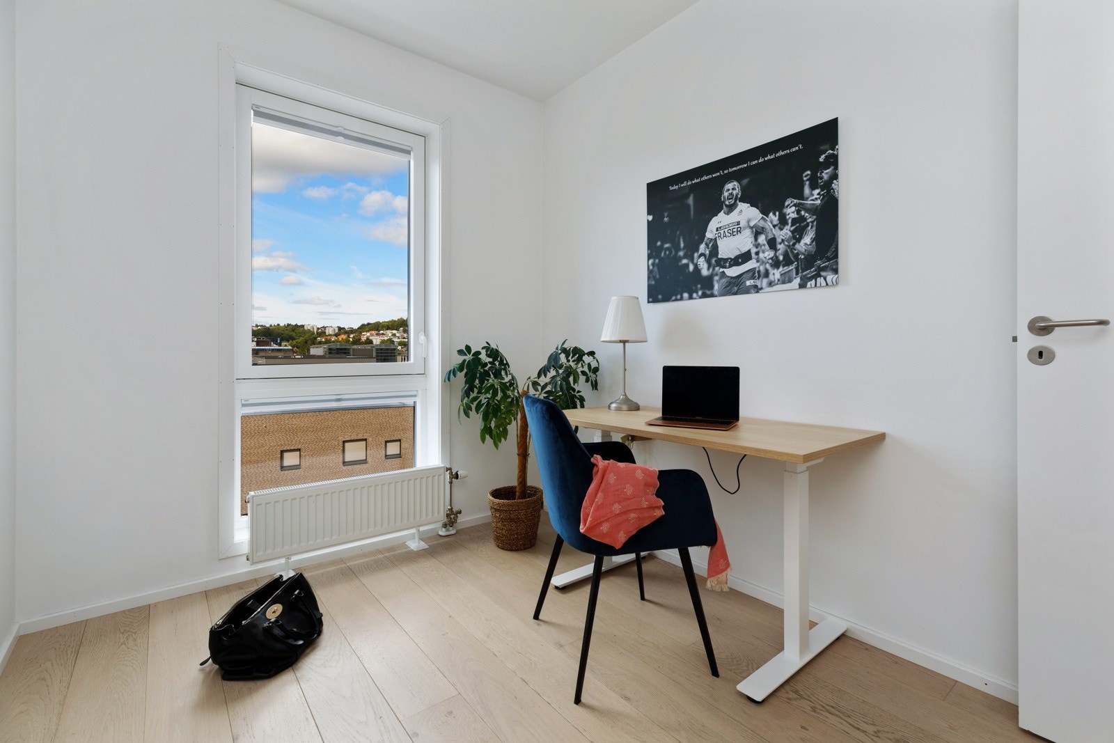 Soverom 3 er som resten av vegger i boligen malt i hvit NCS S 0500-N 07 Galleribilde