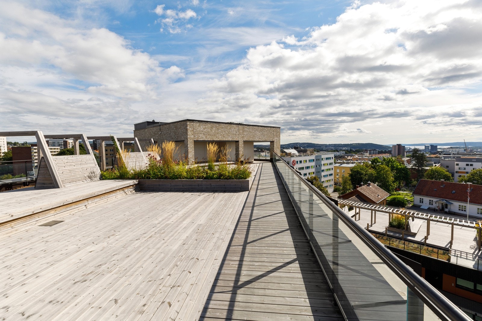 Nydelig og langstrakt utsikt fra felles takterrasse Galleribilde
