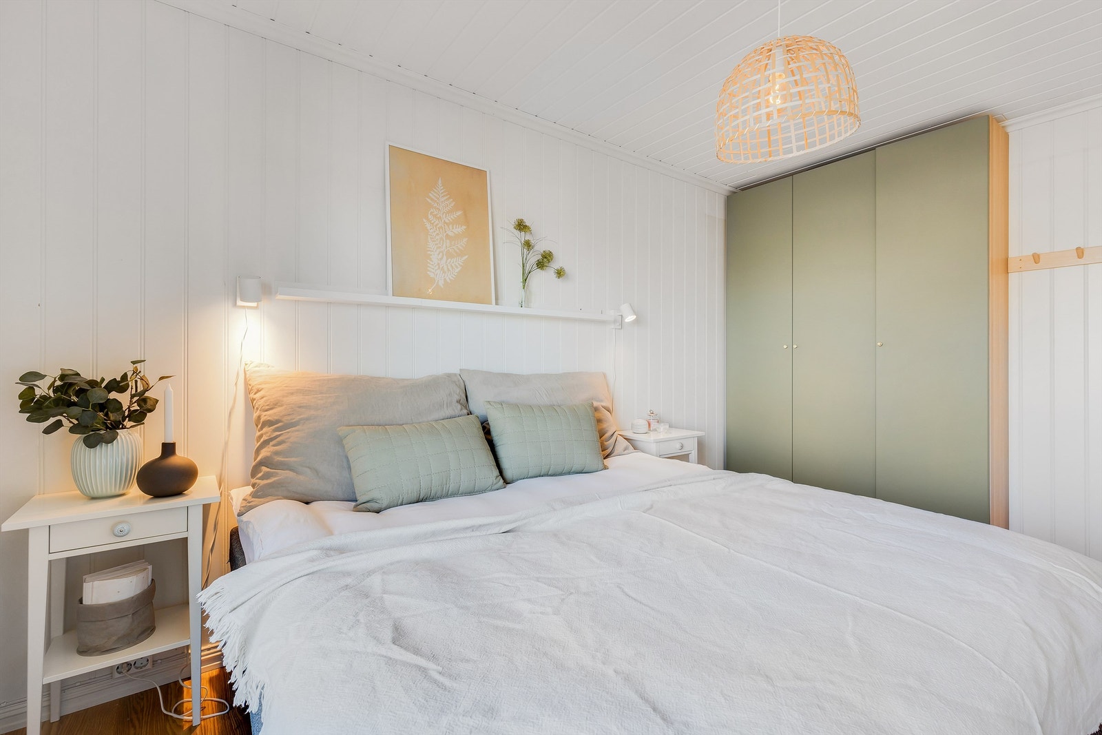 Soverommet er bevist innredet i en naturlig og behagelig stil. Garderobeskap har slette dører i en olivengrønn kontrastfarge. Galleribilde