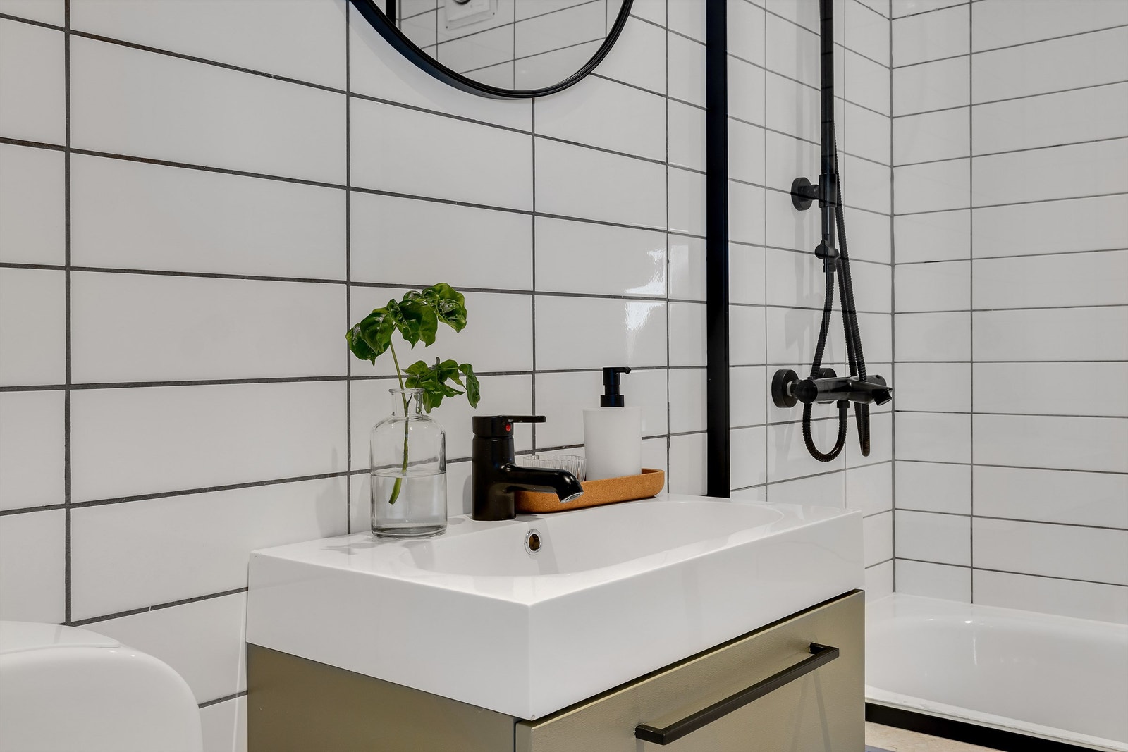 Armatur, dusjvegg, håndtak i sort er en fin trend. Galleribilde