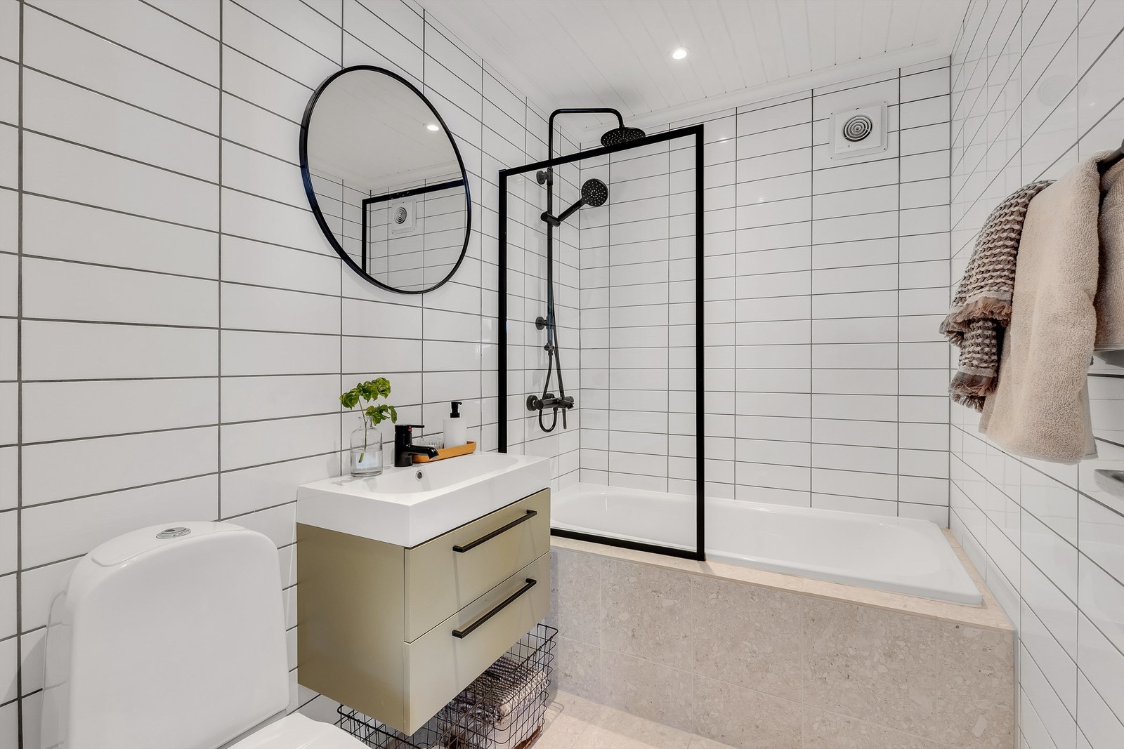 Stilfullt i svart og hvitt. Badet er fra 2012, fliser og varmekabler fra 2020. Sluket er ikke skiftet ved oppgradering av fliser. Galleribilde