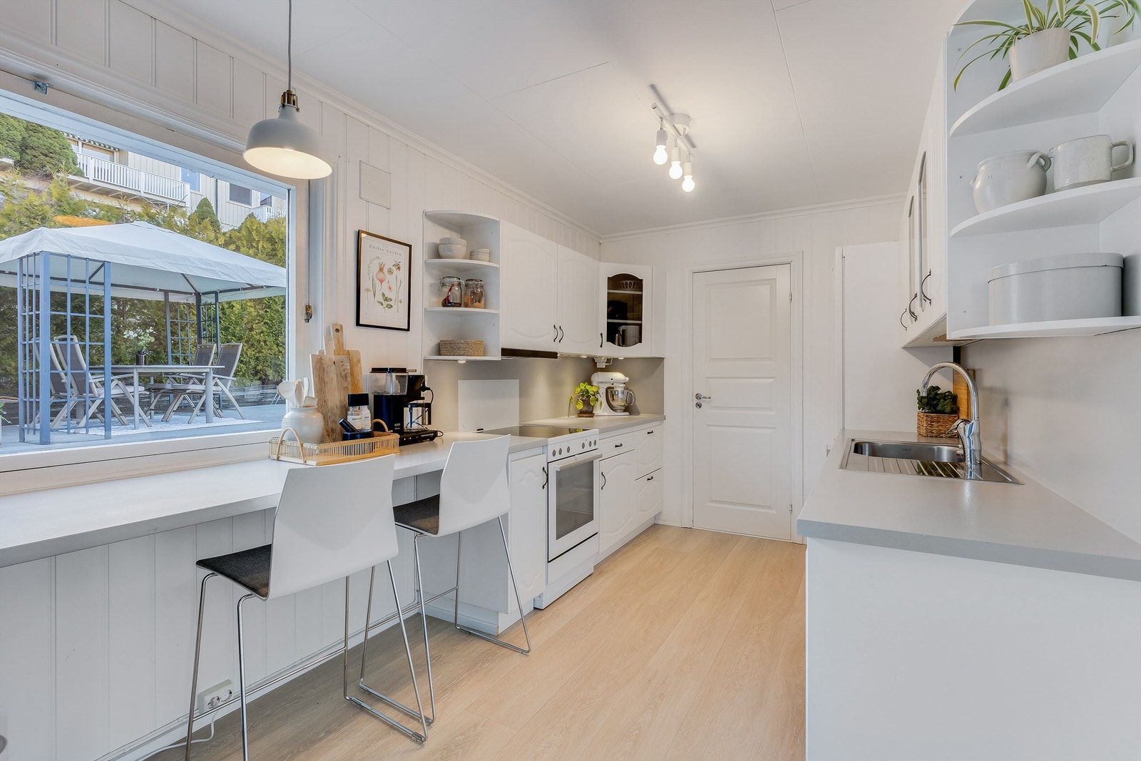 På kjøkkenet er det spiseplass i forlengelsen av kjøkkenbenken. Galleribilde