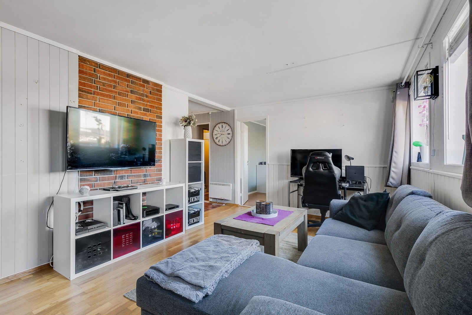 Stua i hybelen har åpen løsning mot kjøkkenet. Galleribilde