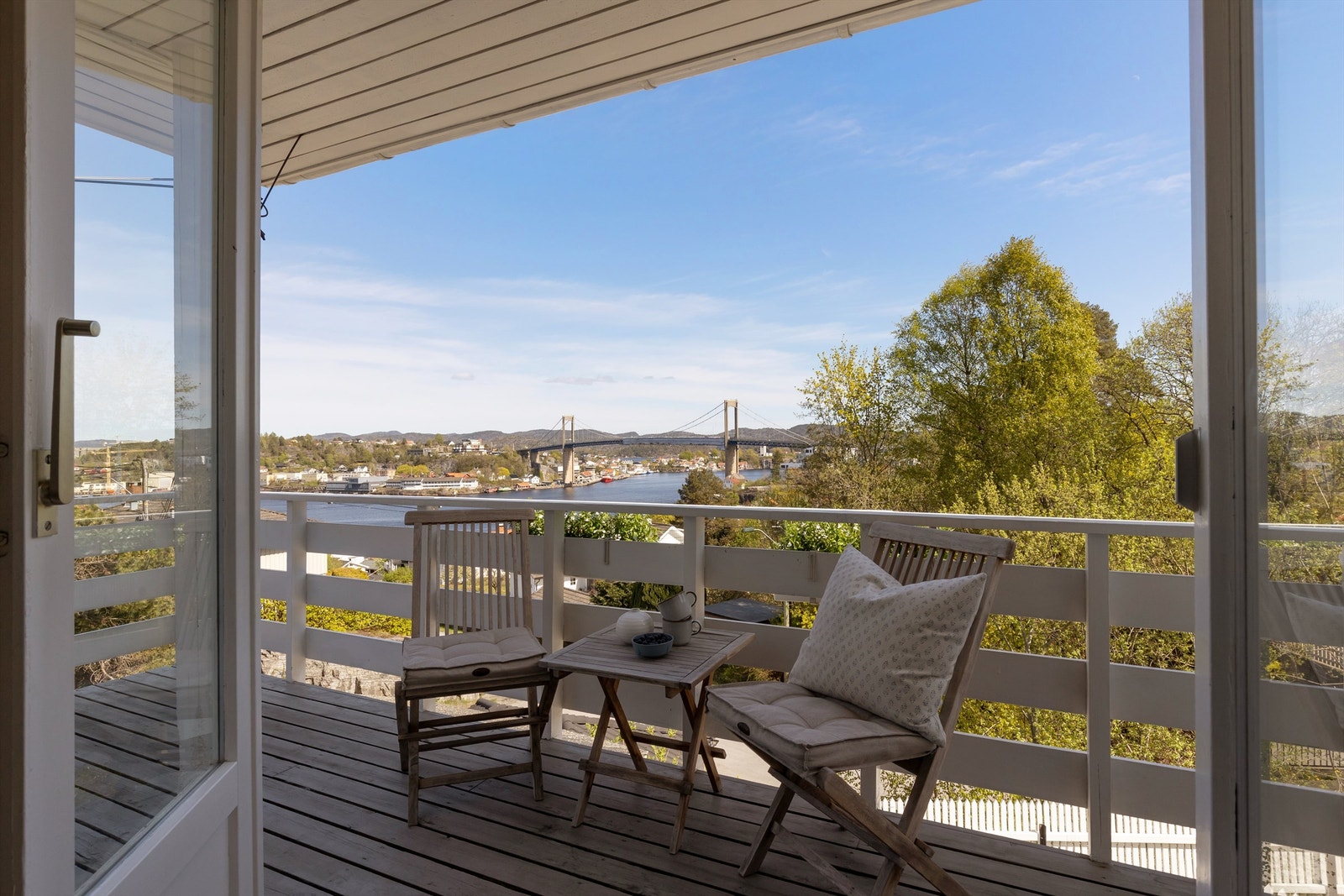 Rett utenfor stua er det overbygget uteplass med nydelig utsikt. Den perfekte plassen for morgenkaffen. Galleribilde