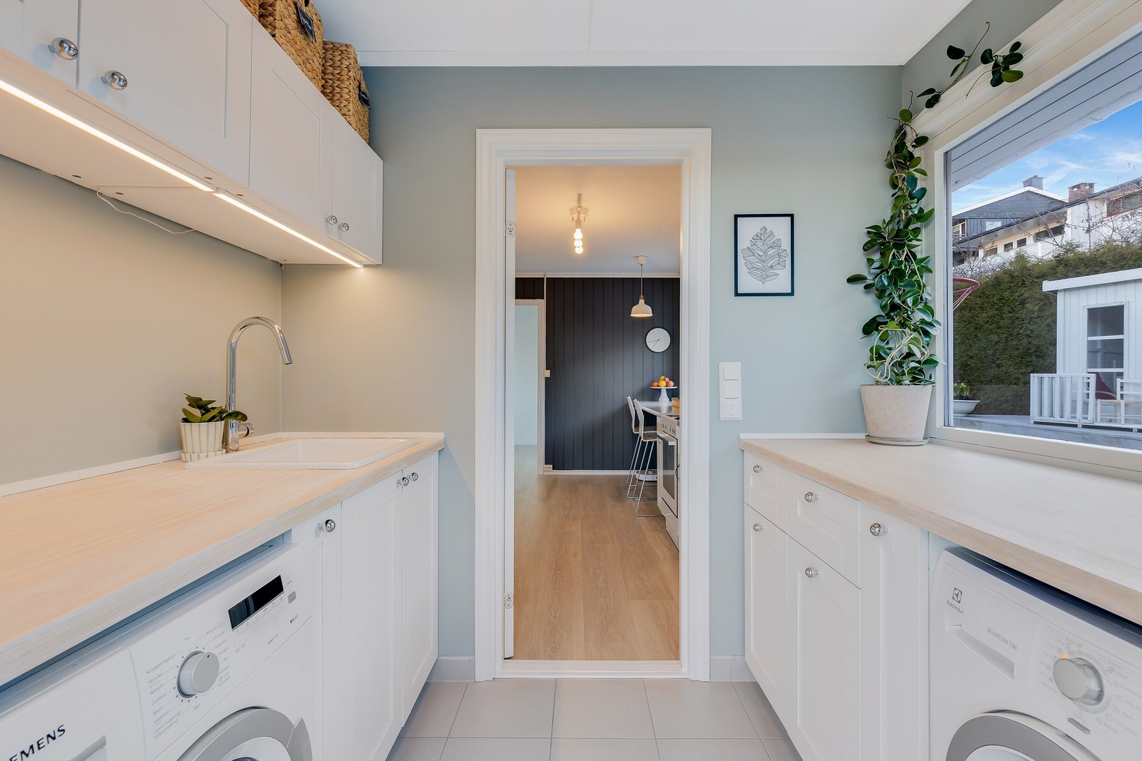 UTRYKKET I BOLIGEN er rent - og delikat. En kontrastvegg på kjøkkenet gir dybde. Galleribilde