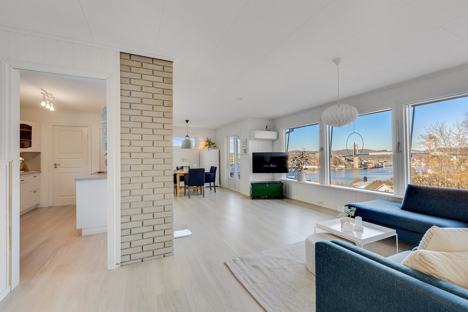 DET STORE VINDUSPARTIET med utsikt til sjøen drar blikket til seg når du kommer inn i stua. Galleribilde