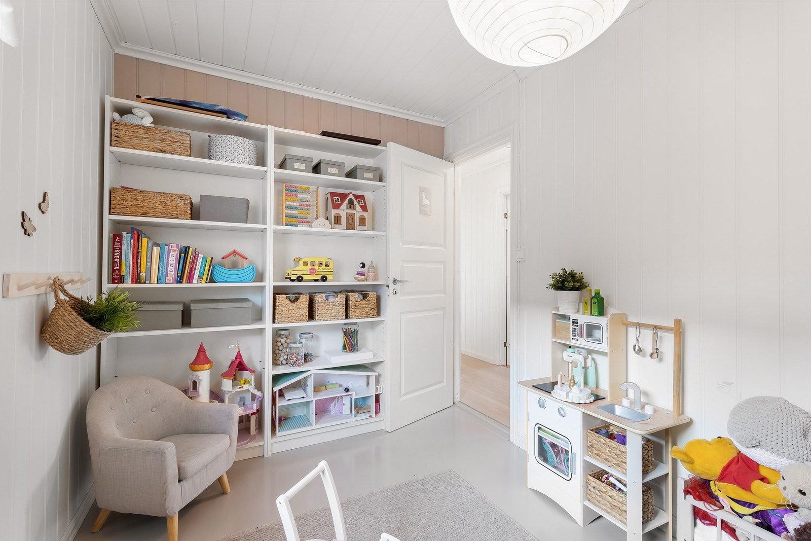 Dette barnerommet ligger i husets sydøstre hjørne mot terrassen og er malt i lyse farger med fondfarge på begge kortveggene. Galleribilde