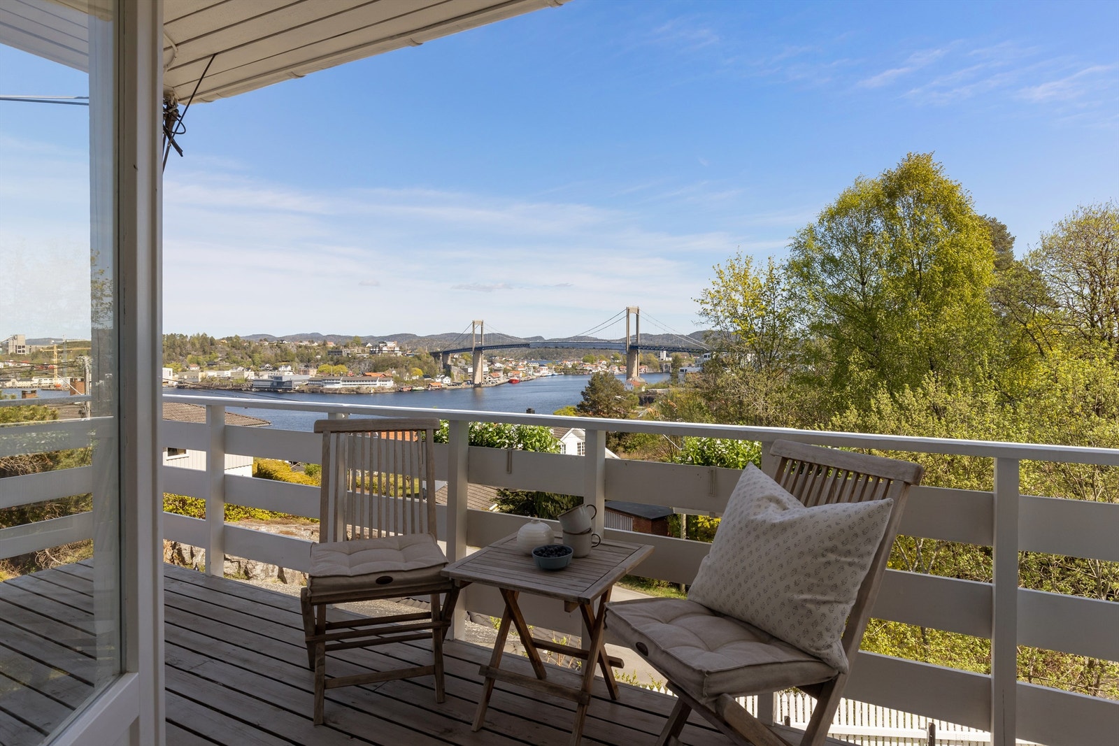 UNDER TAK. Med takoverbygg kan du sitte ute på verandaen uten å bekymre deg for væromslag. Galleribilde