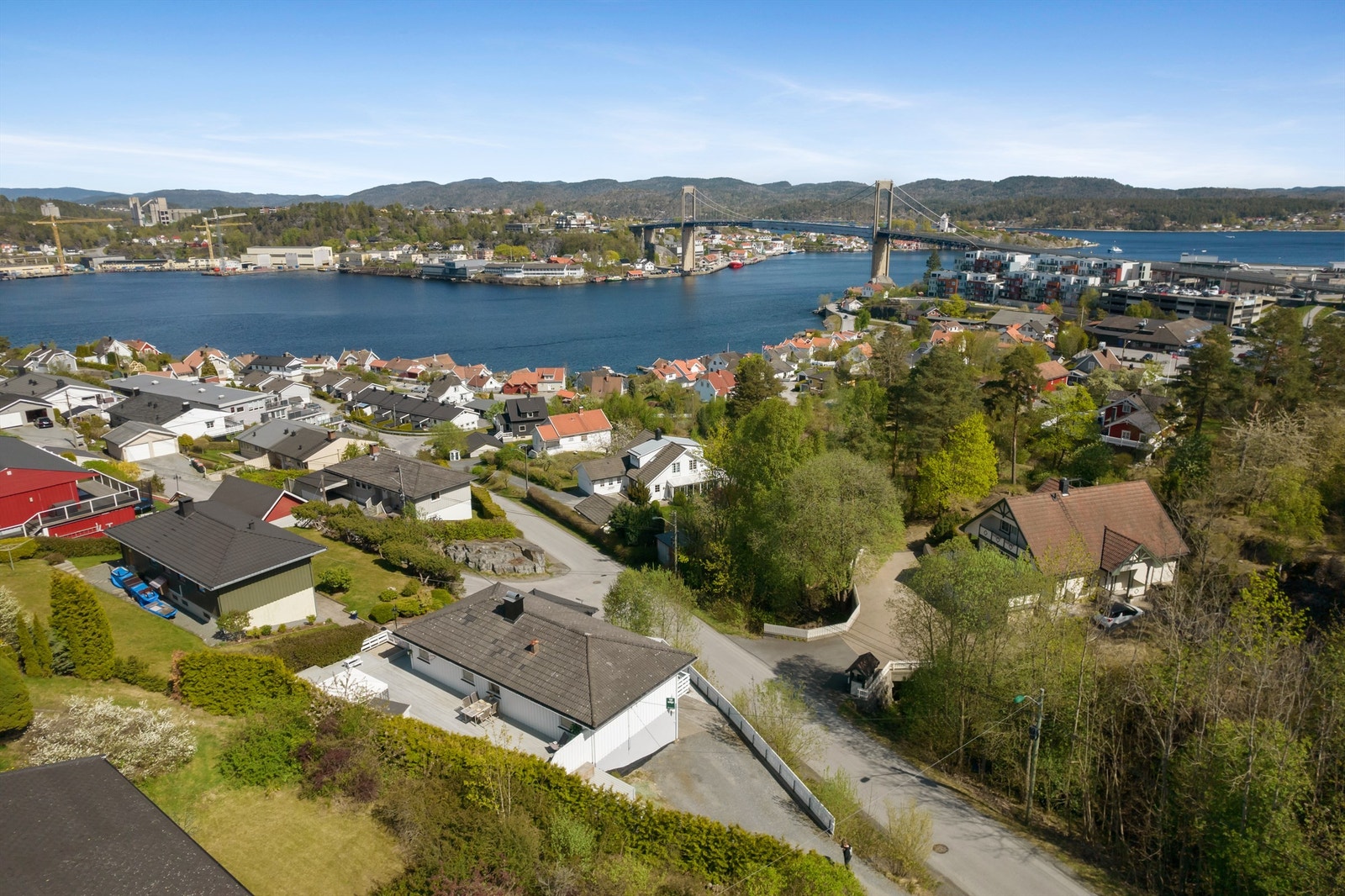 Tomta ligger litt for seg selv med den skogkledde åsen på andre siden av veien. Galleribilde