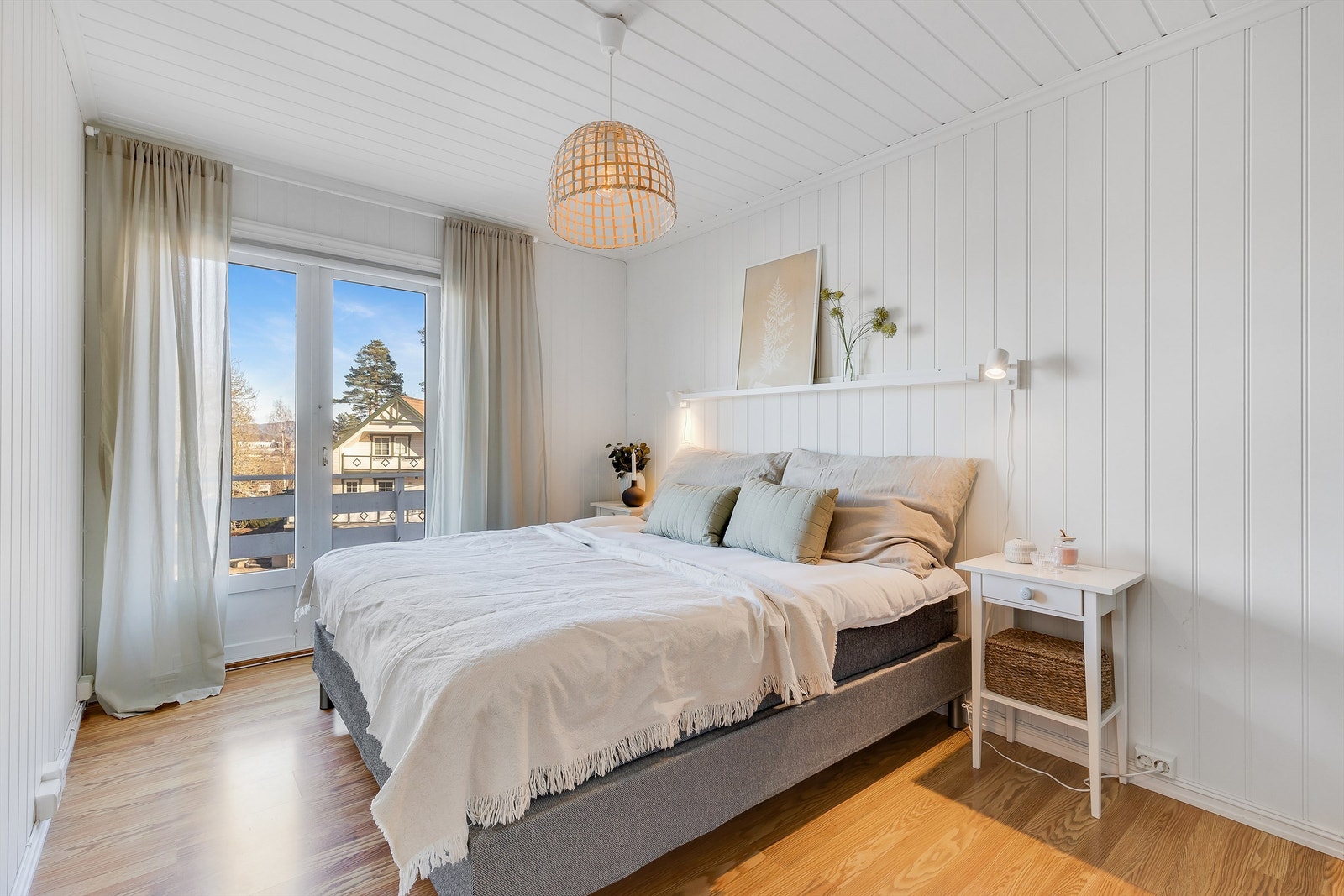 Soverommet har personlig preg og hylle over sengen. Galleribilde