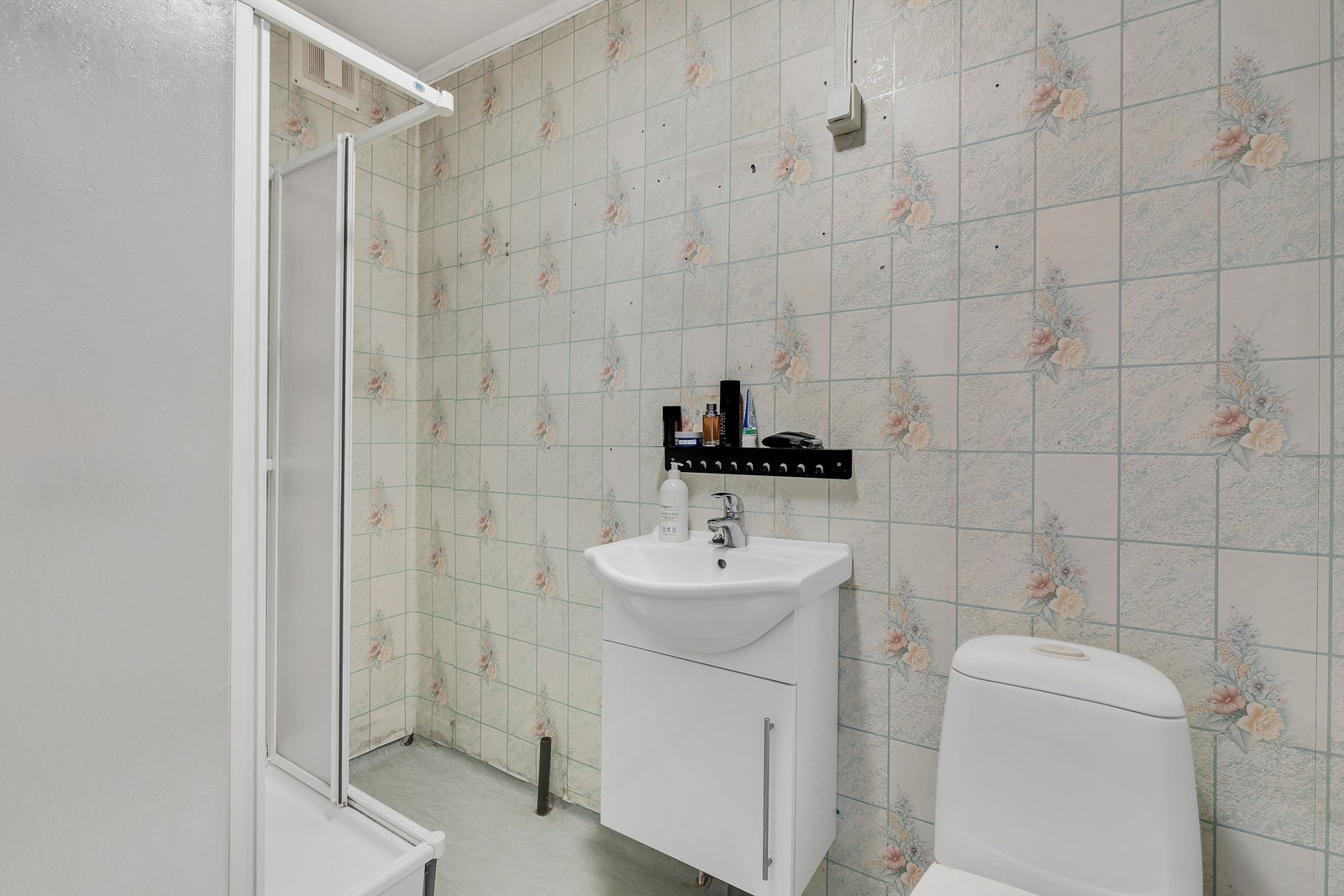 Badet i hybelen har wc, servant i seksjon og dusjkabinett, badet anbefales oppgradert til dagens standard. Galleribilde